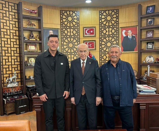 Eski Futbolcu Mesut Özil, MHP Genel Başkanı Bahçeli’yi ziyaret etti