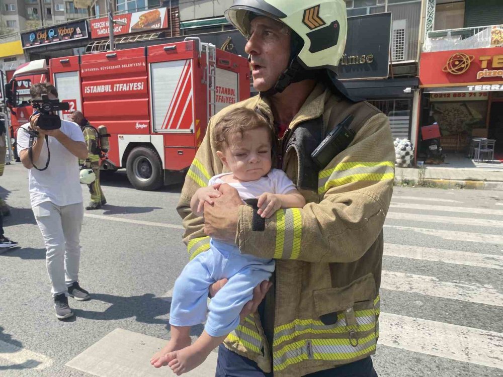 Esenyurt’ta yangında can pazarı: Camlarda kurtarılmayı beklediler