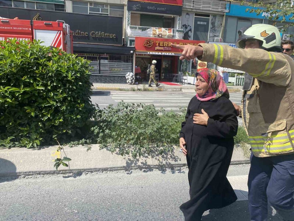 Esenyurt’ta yangında can pazarı: Camlarda kurtarılmayı beklediler