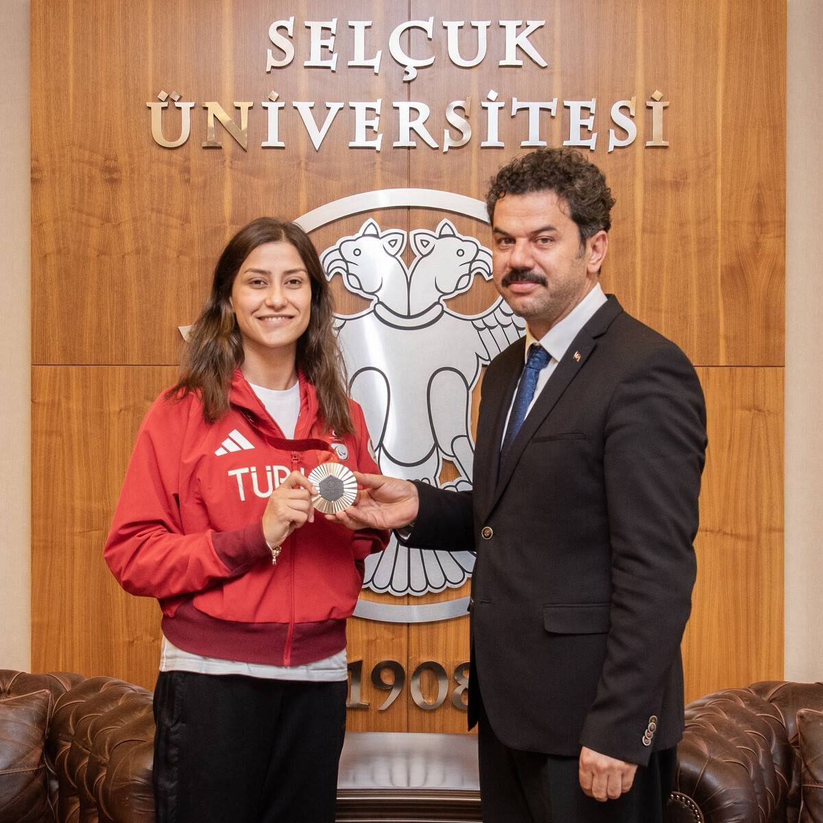 selcuk-universitesi-milli-para-tekvandocularindan-rektor-yilmaza-ziyaret-3.jpg