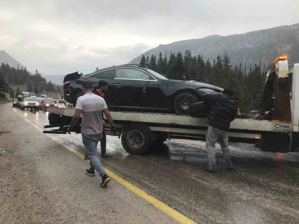 Antalya’da 4 araçlı zincirleme kaza: 5 yaralı