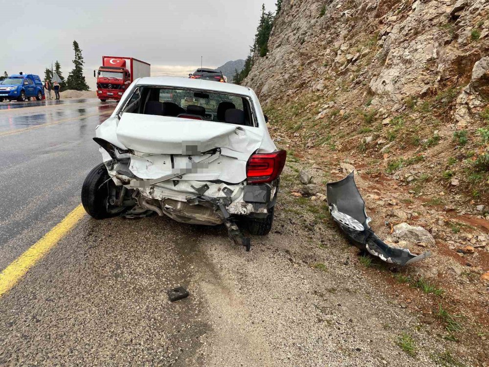 Antalya’da 4 araçlı zincirleme kaza: 5 yaralı