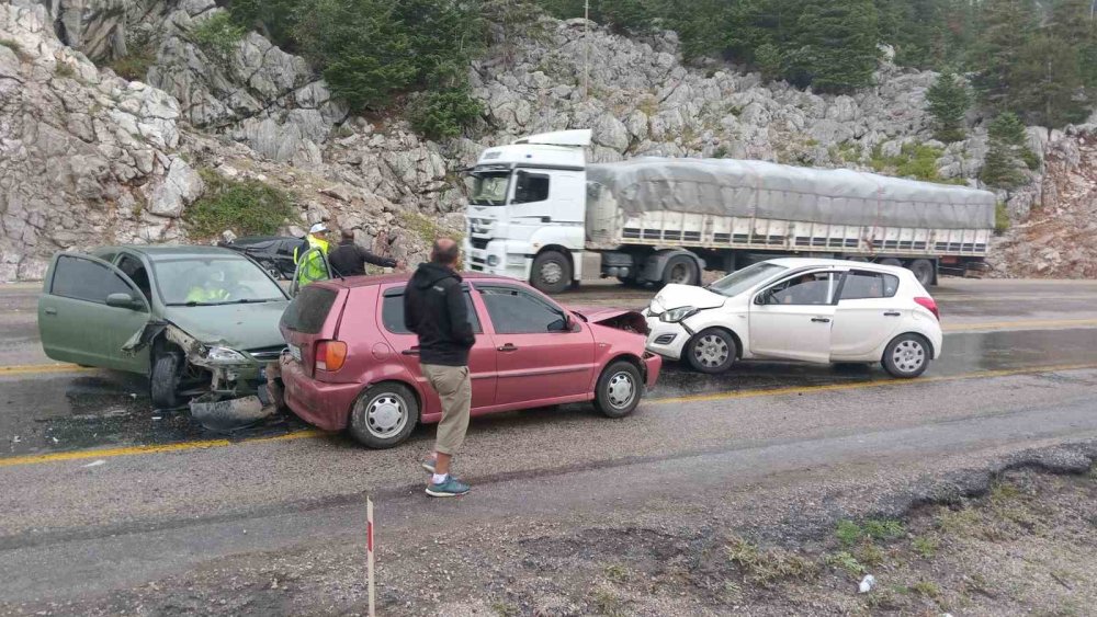 Antalya’da 4 araçlı zincirleme kaza: 5 yaralı