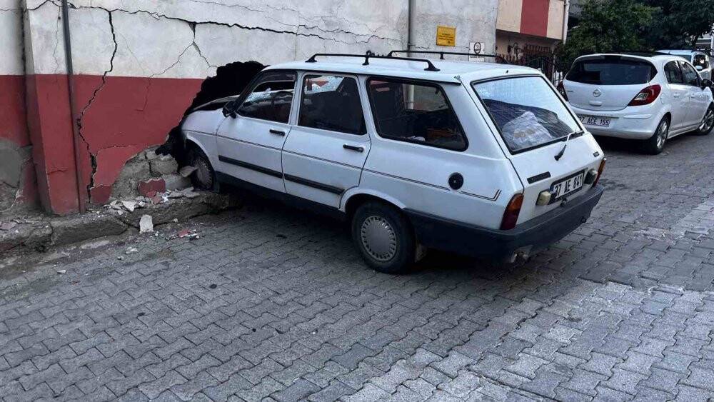 Kontrolden çıkan otomobil binaya daldı: 1 yaralı
