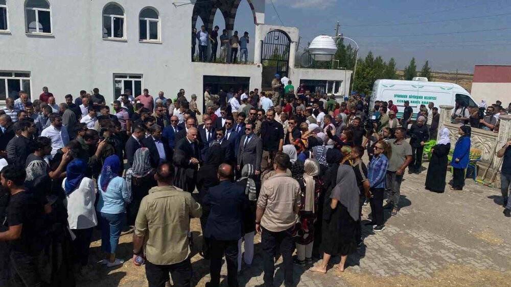 Narin’in tabutuna bırakılan duvak yürekleri dağladı