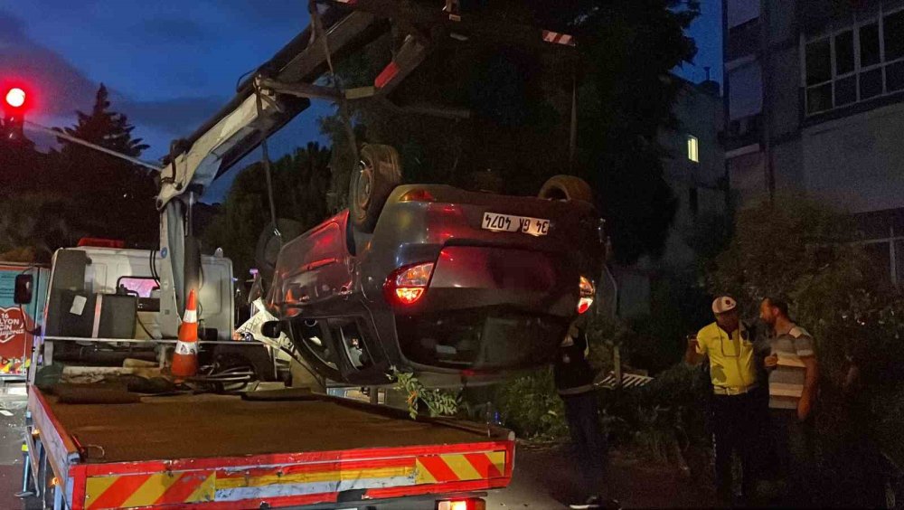 Takla atan araç sitenin bahçesine devrildi: 2 yaralı