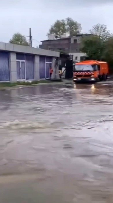 İstanbul’da sağanak yağış etkili oldu, yollar göle döndü