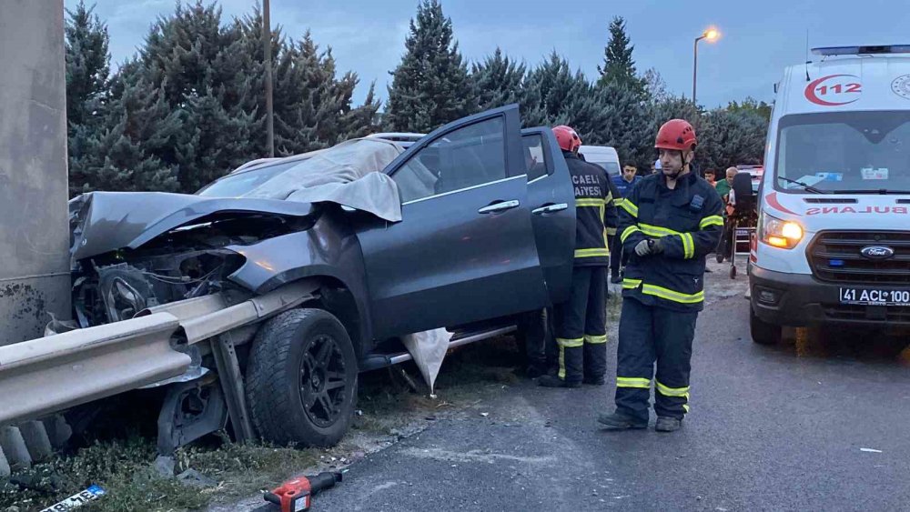 Araç bariyere saplandı, sürücü hayatını kaybetti