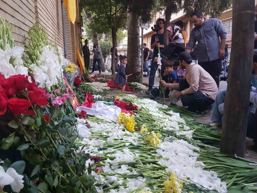 Lübnan’ın Tahran Büyükelçiliği önüne saldırılarda ölenler için çiçek bırakıldı