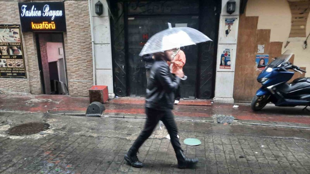 Yağmura Taksim Meydanı’nda yakalanan vatandaşlar zor anlar yaşadı