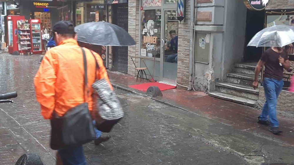 Yağmura Taksim Meydanı’nda yakalanan vatandaşlar zor anlar yaşadı