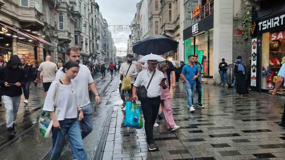 Yağmura Taksim Meydanı’nda yakalanan vatandaşlar zor anlar yaşadı