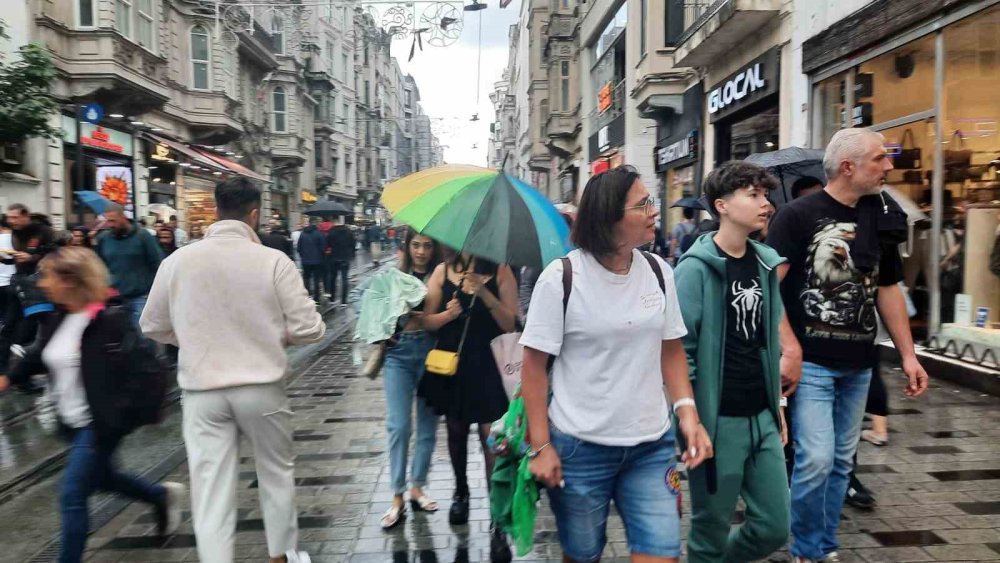 Yağmura Taksim Meydanı’nda yakalanan vatandaşlar zor anlar yaşadı