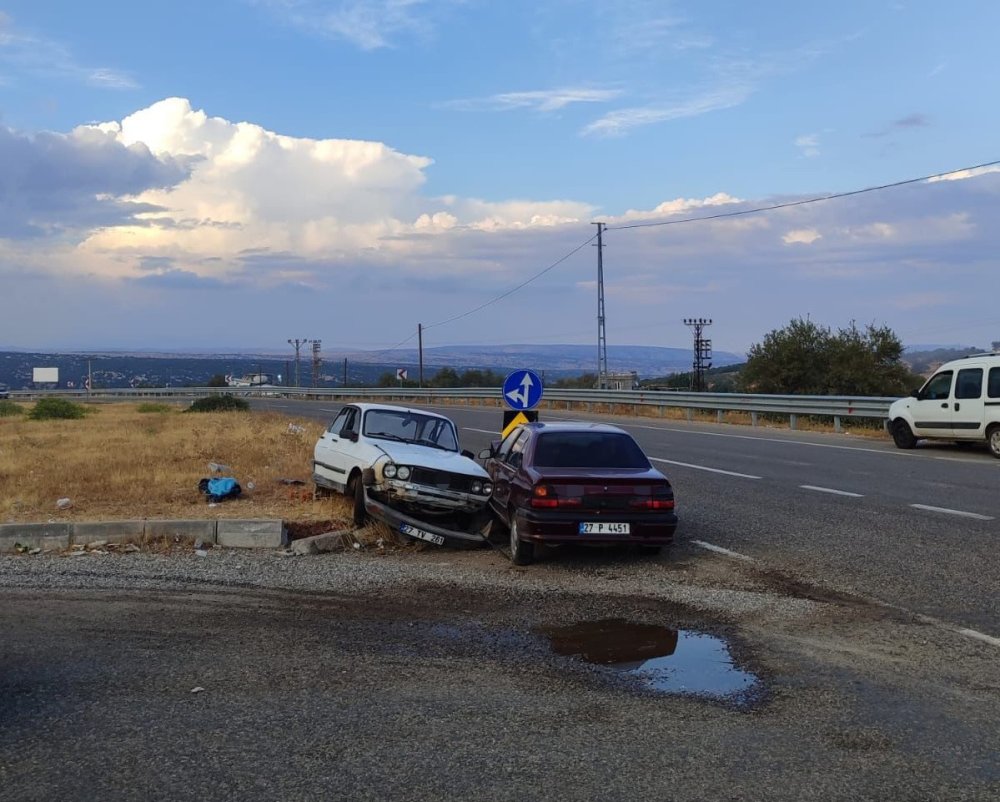 Adıyaman’da iki otomobil çarpıştı: 4 yaralı