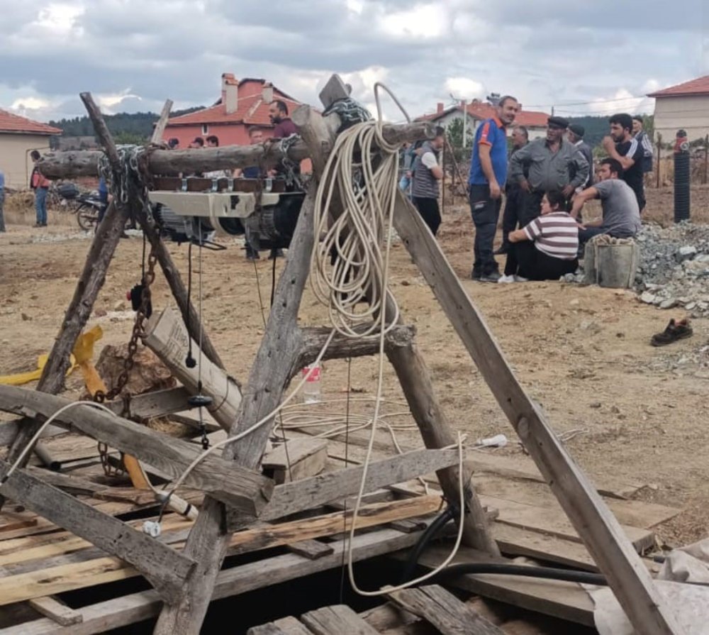 Baba ve oğulları girdikleri kuyuda zehirlendi