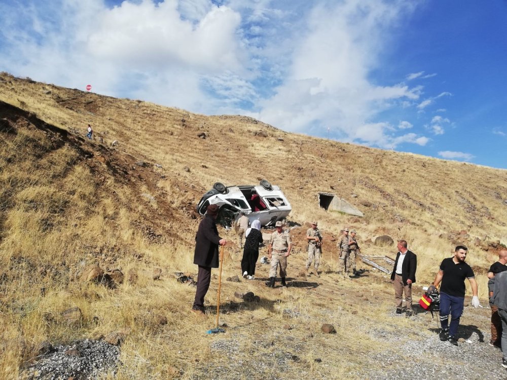 Muş’ta düğüne gideleri taşıyan minibüs takla attı: 20 yaralı