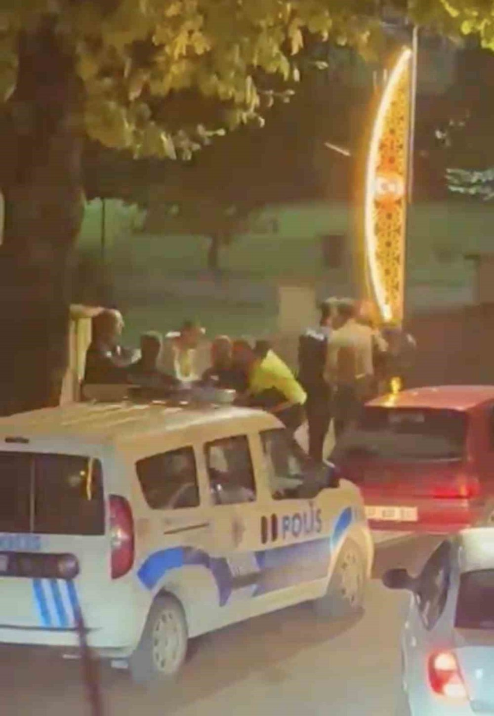 Polis ekiplerine silah çekip tehdit ettiler, serbest bırakıldılar!