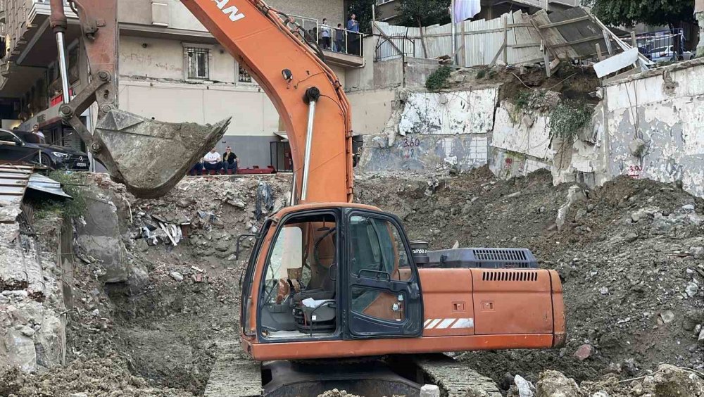 İstanbul'da korku dolu anlar: İstinat duvarı ve yol çöktü