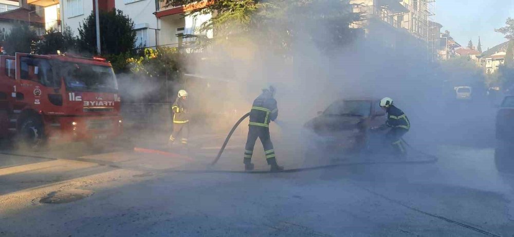 Seyir halindeki otomobil alev alev yandı