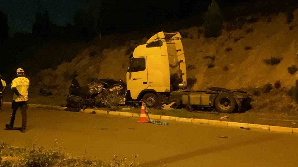 Karşı şeride geçen tır otomobili biçti: 1 ölü