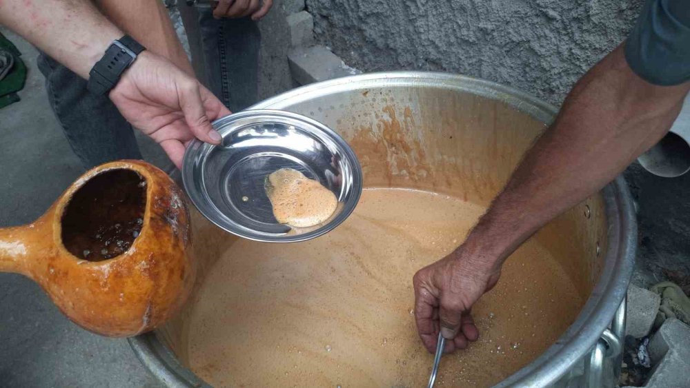 Konya’da köy ocağında imeceyle pekmez yapılmaya devam ediliyor