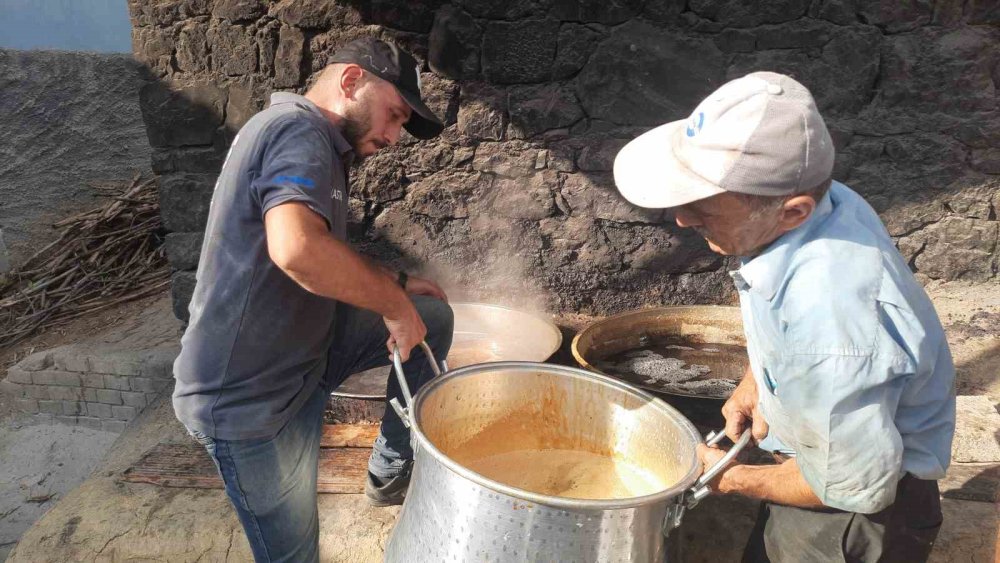 Konya’da köy ocağında imeceyle pekmez yapılmaya devam ediliyor