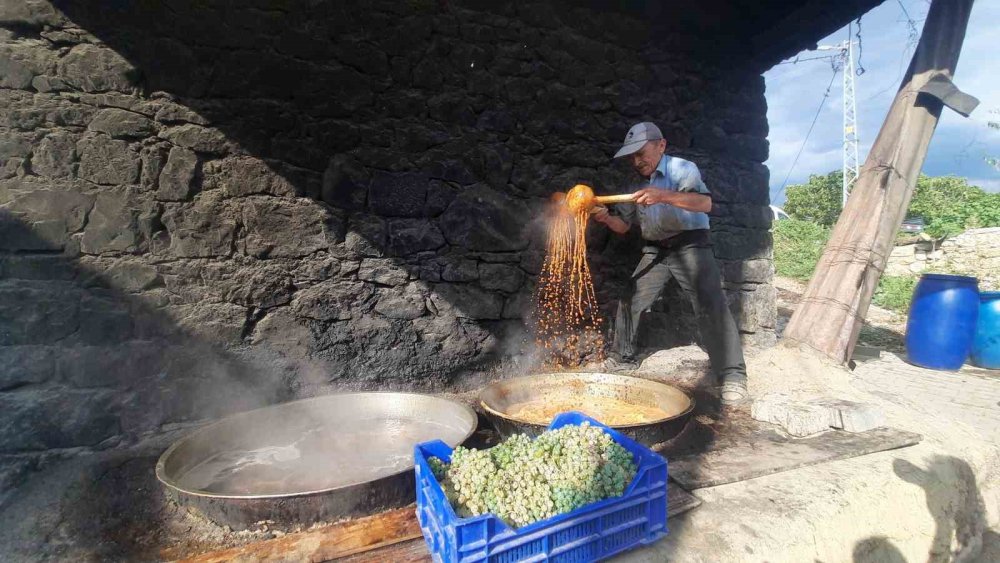 Konya’da köy ocağında imeceyle pekmez yapılmaya devam ediliyor