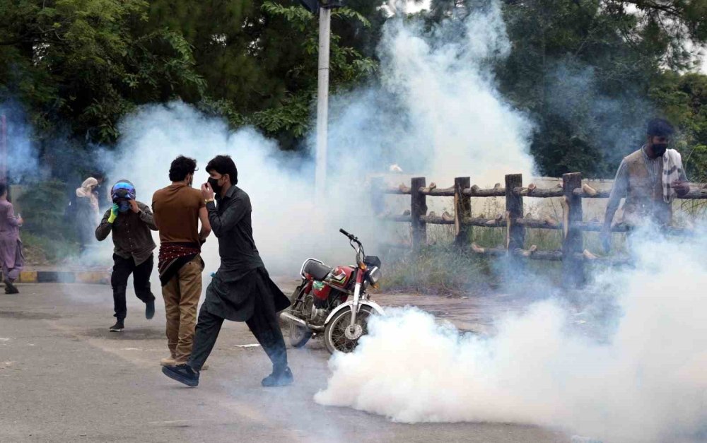 Pakistan’da  ordu sokağa indi