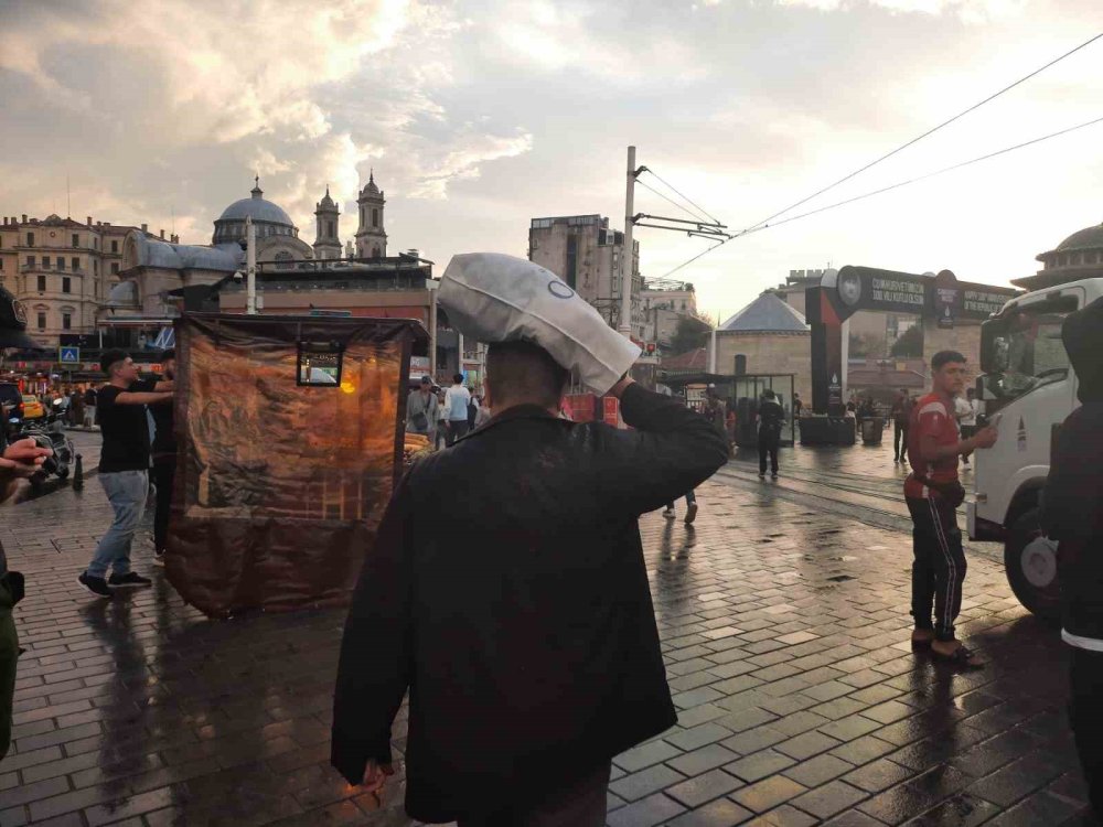 İstanbul'da aniden bastıran yağmur vatandaşlara zor anlar yaşattı