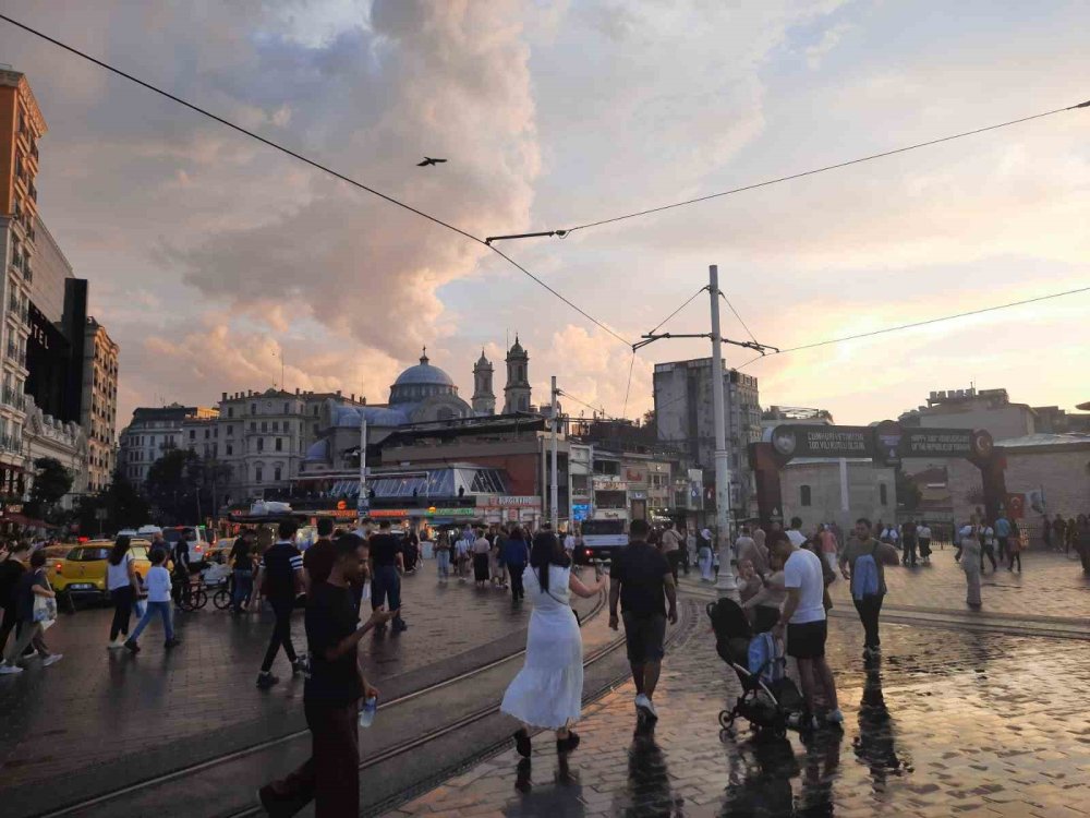 İstanbul'da aniden bastıran yağmur vatandaşlara zor anlar yaşattı