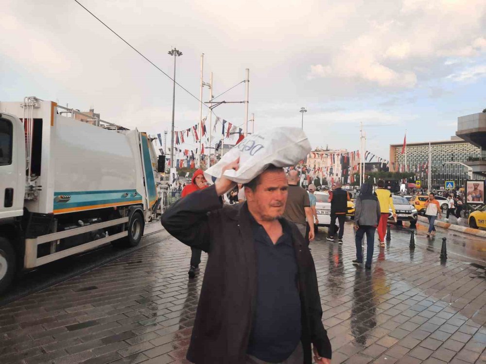 İstanbul'da aniden bastıran yağmur vatandaşlara zor anlar yaşattı