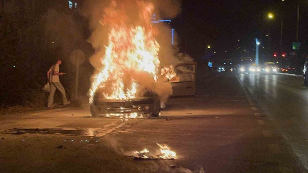 Seyir halindeki otomobil alev topuna döndü, sürücü son anda kurtuldu