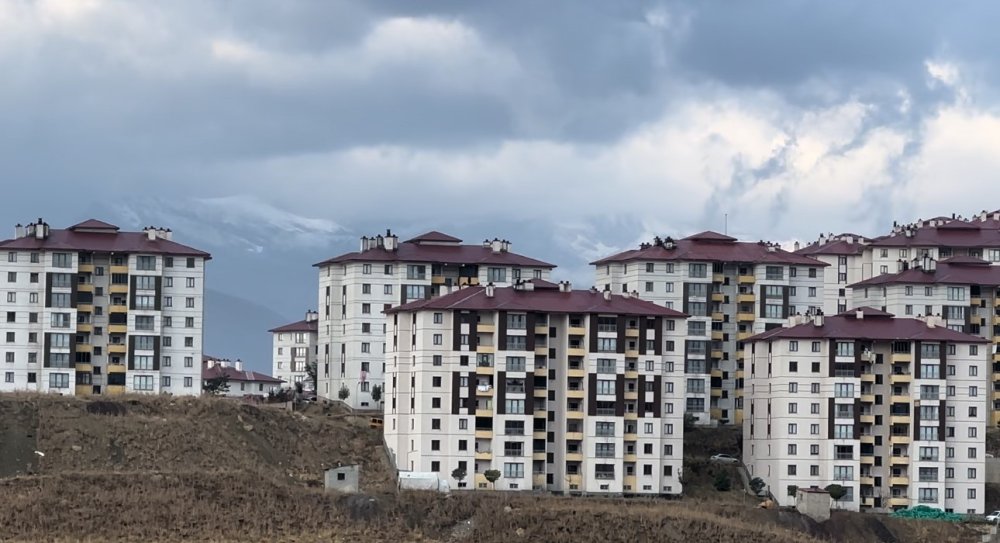 Şehri saran dağlar beyaza büründü