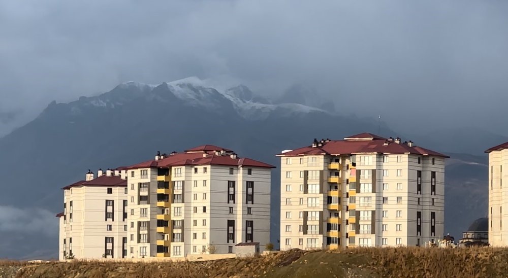 Şehri saran dağlar beyaza büründü