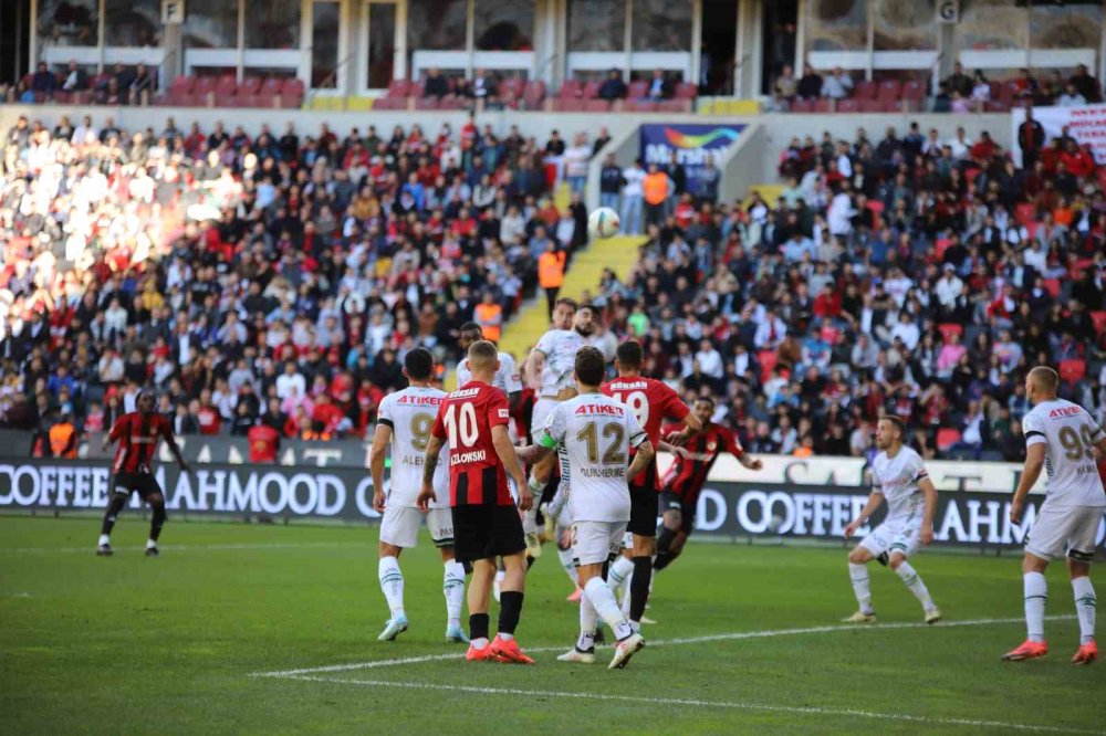 Konyaspor ikinci yarıda dağıldı