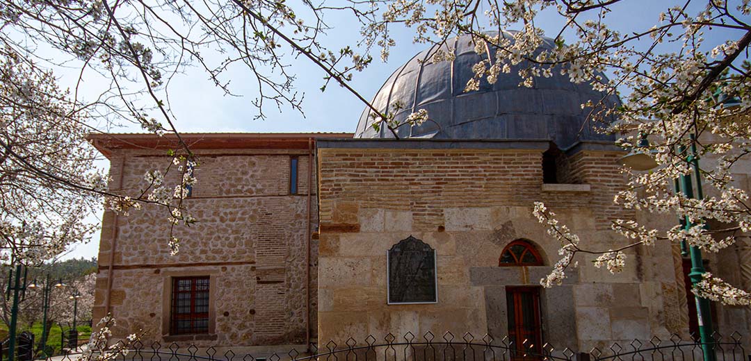 meram-tavus-baba-turbesi-ve-camii3.jpg