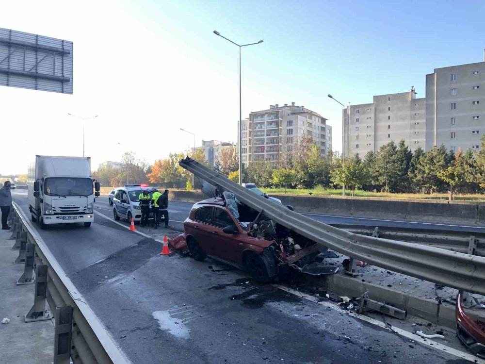 Otomobil bariyerlere ok gibi saplandı