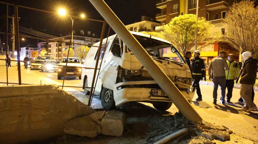 Minibüsün çarptığı elektrik direği balkona düştü: 3 yaralı