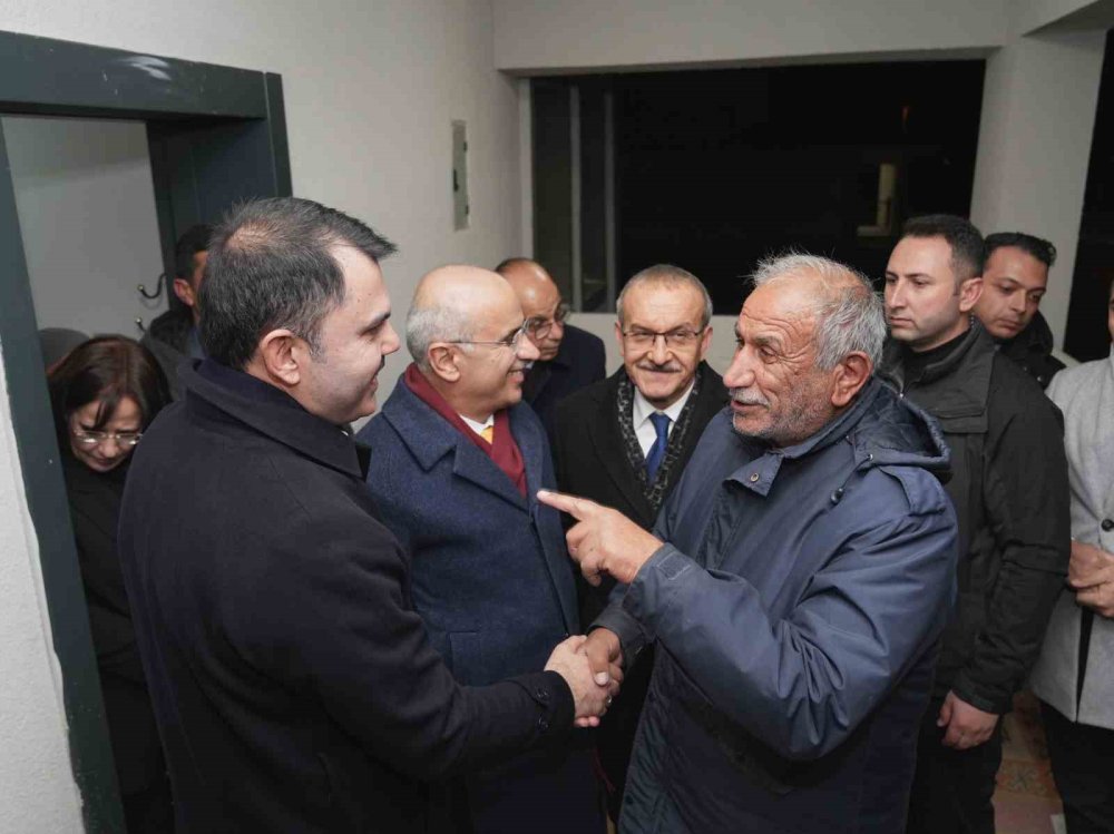 Bakan Kurum’dan köy evlerine taşınan depremzede aileye ziyaret