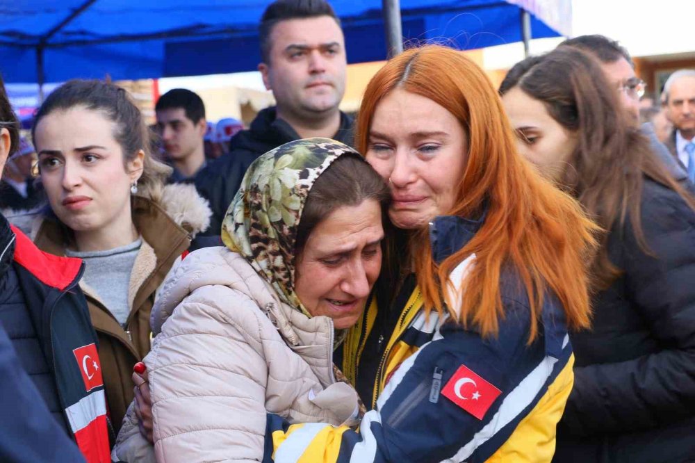 Helikopter kazasında hayatını kaybeden sağlık çalışanları için tören