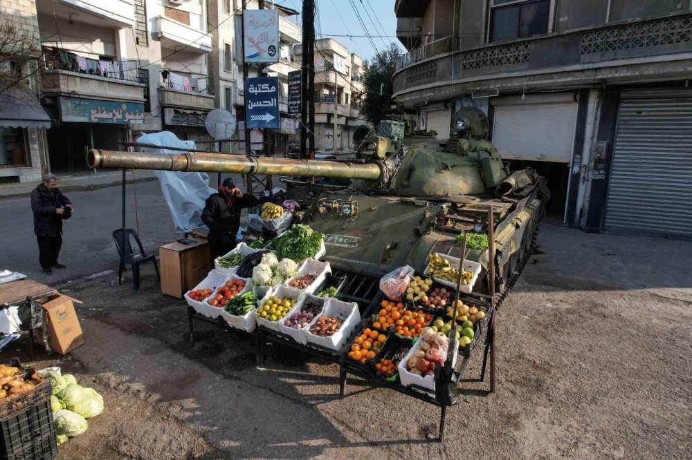 Suriyeli esnaf Esad’ın bomba yağdırdığı tankı manav tezgahına çevirdi