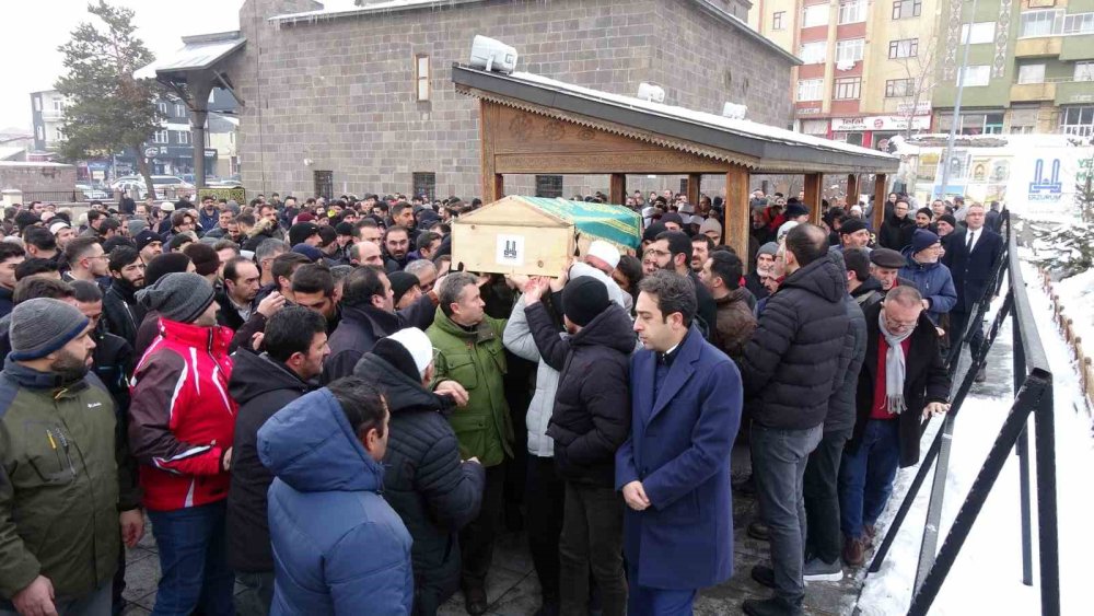 Sabit öğretmen Konya'da gözyaşlarıyla uğurlandı