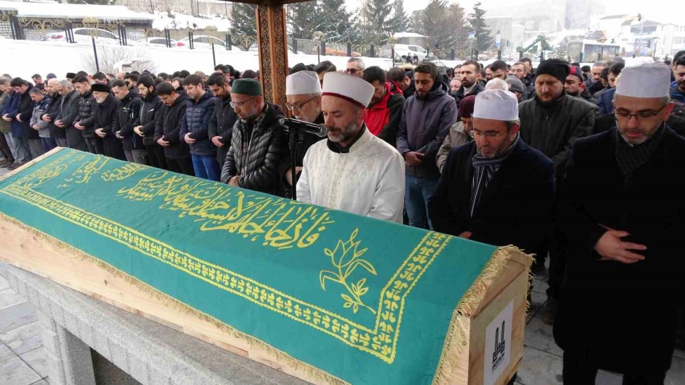 Sabit öğretmen Konya'da gözyaşlarıyla uğurlandı