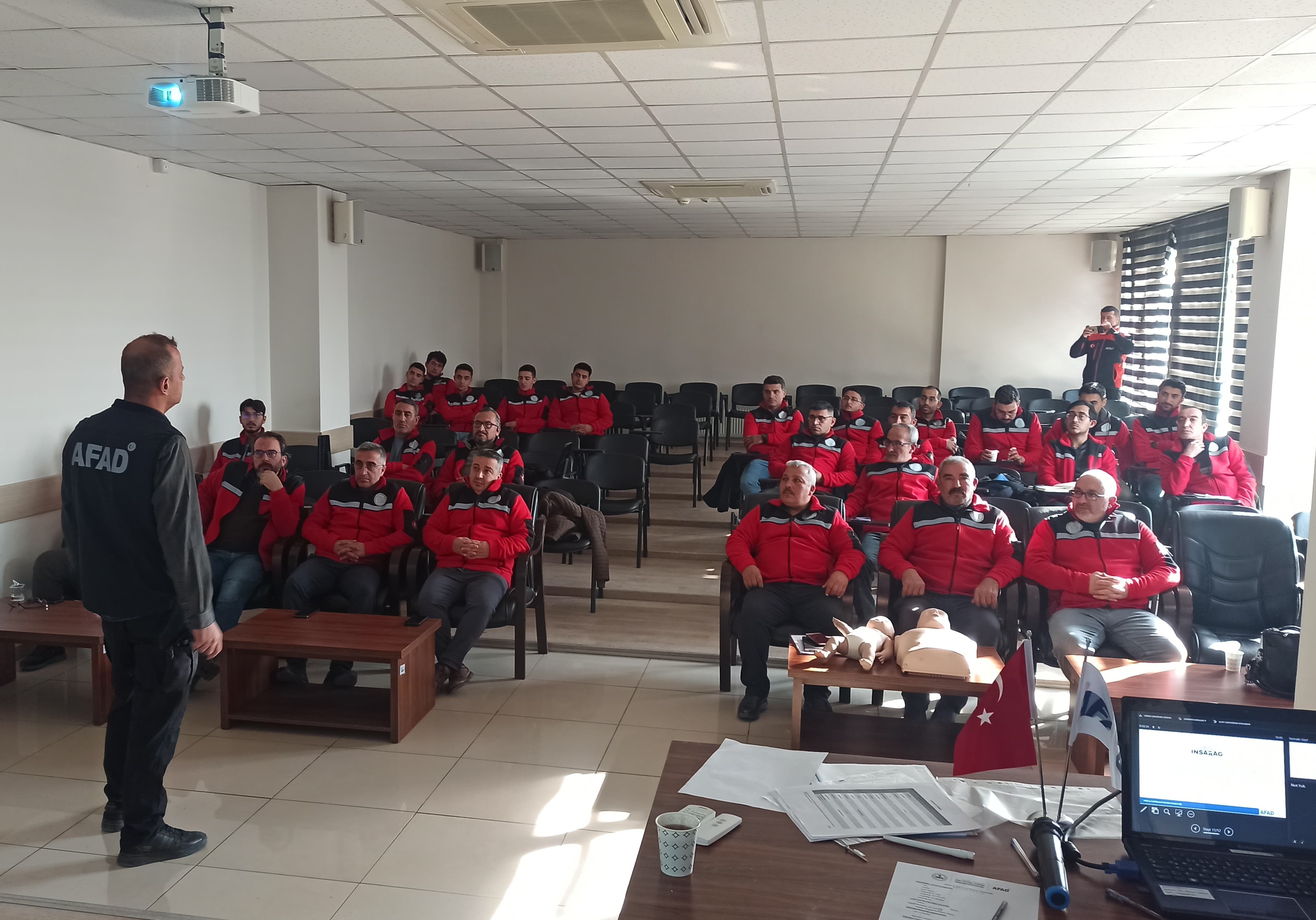 aa-20250120-36805370-36805369-cankurtaran-mahallesinde-kurulan-dernegin-uyeleri-can-kurtarmak-icin-afad-egitimine-katildi-1.jpg