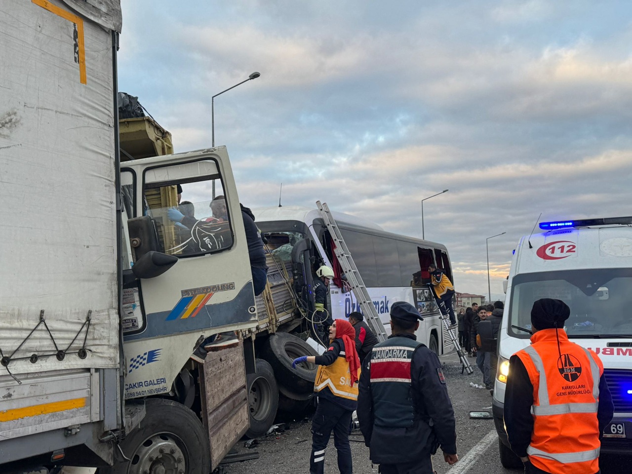 aa-20250124-36844338-36844336-konyada-yolcu-otobusunun-karistigi-trafik-kazasinda-2-kisi-oldu-18-kisi-yaralandi-001.jpg