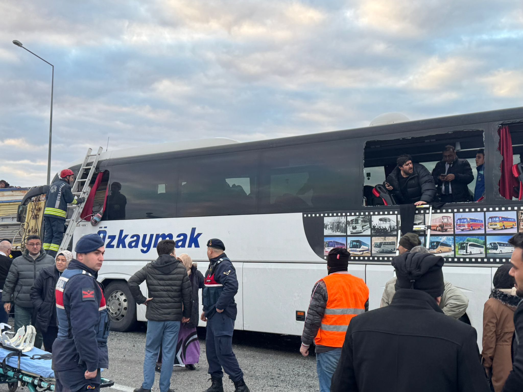 aa-20250124-36844338-36844337-konyada-yolcu-otobusunun-karistigi-trafik-kazasinda-2-kisi-oldu-18-kisi-yaralandi.jpg