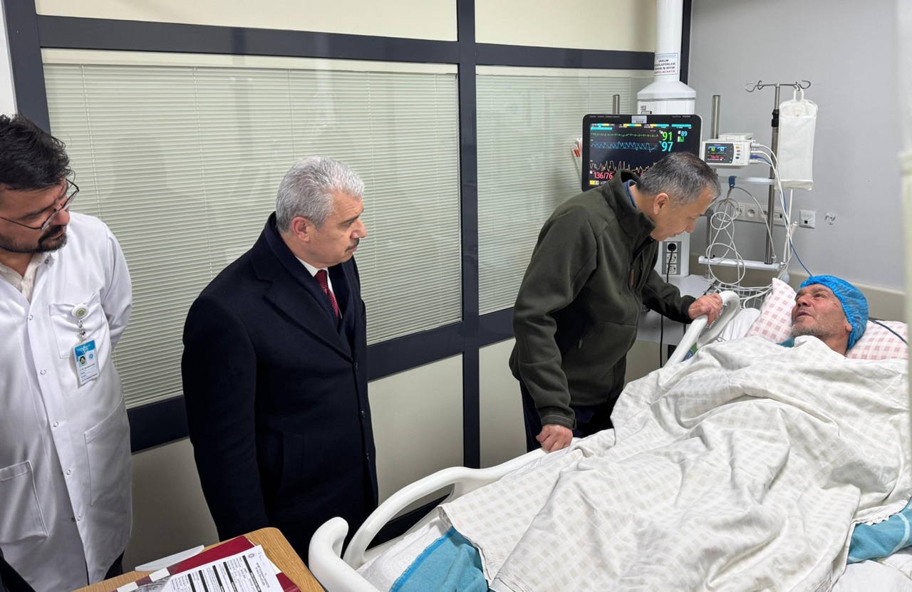 aa-20250125-36855568-36855567-bakan-yerlikaya-konyada-coken-bina-enkazindan-kurtarilan-yaralilari-hastanede-ziyaret-etti.jpg