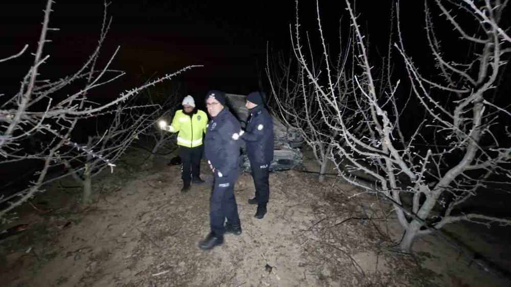 Karaman’da elma bahçesine takla atan aracın sürücüsü yaralandı