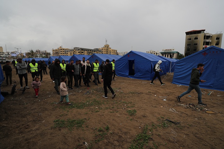 aa-20250206-36970428-36970413-ihh-gazzenin-kuzeyine-donen-yerinden-edilmis-filistinliler-icin-cadir-kent-kurdu.jpg