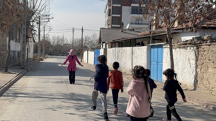 aa-20250209-36999166-36999161-koruyucu-aile-yaninda-buyuyen-asli-yaptiklariyla-cocuklarin-yureklerine-dokunuyor.jpg